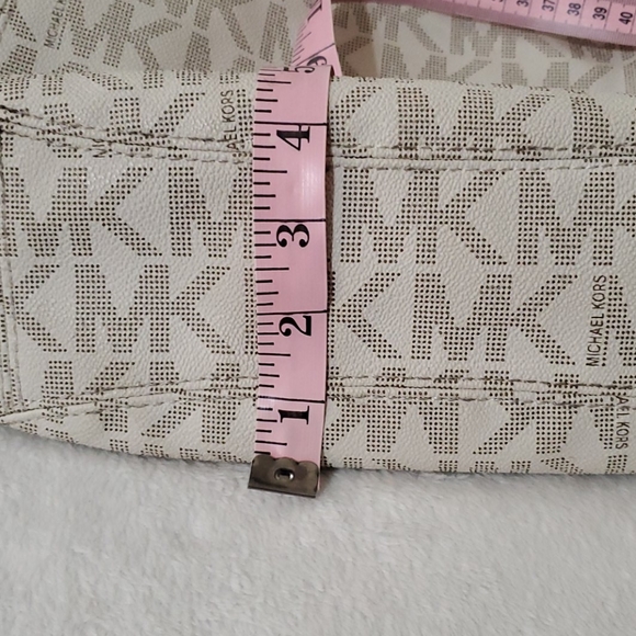 Michael Kors Vanilla Signature Shoulder Bag - Picture 15 of 16